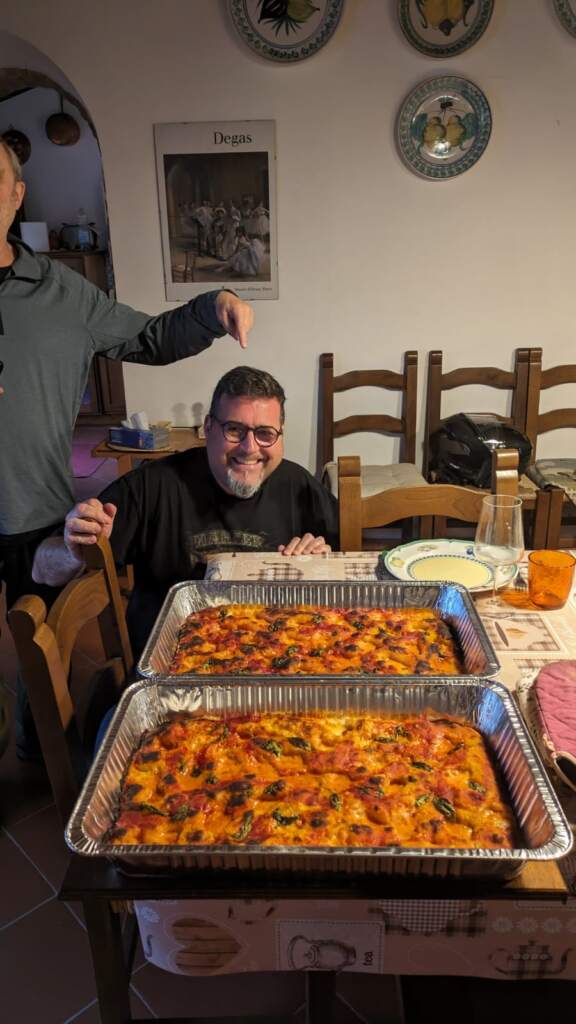 Con Claudio, el cocinero dela focaccia en Paciano
