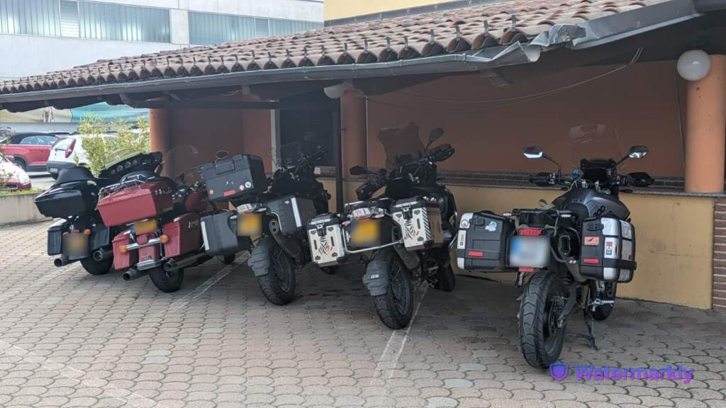 Y las 5 motos BMW y Harleys de los cinco amigos yendo a Paciano, en Umbria