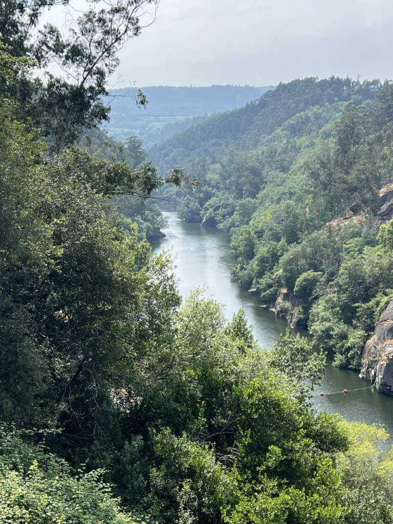 Entrando ya de vuelta a España por Portugal, donde nos encontramos con esta preciosa vista del Río Duero, a 32C
