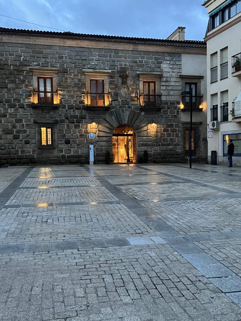 El Palaciomde Carvajal Giron, nuestro hotel ya en España, en Plasencia, donde llegamos con una tromba de agua inmensa