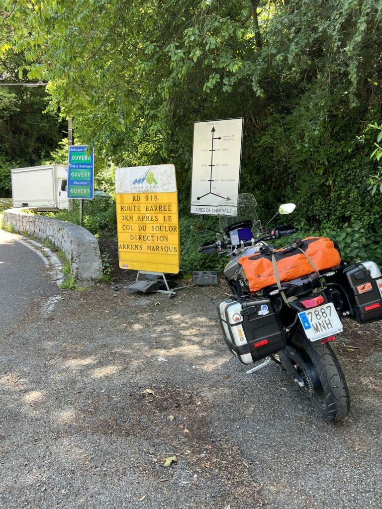 No le di importancia a ese cartel amarillo, lo que me hizo descubrir un nuevo Col precioso, el Col de Spandelles