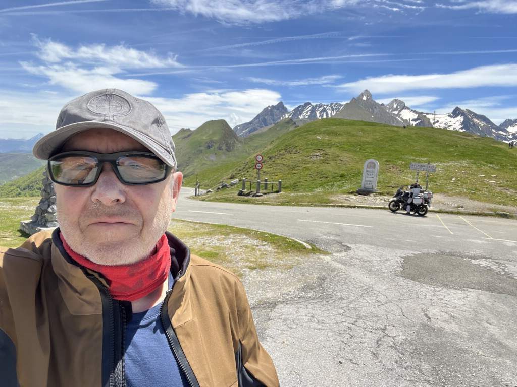 Yo el top del Aubisque, antes de tomarme la ensalada con Coca Cola zero, solo, no había nadie, lo acababan de abrir. A continuación