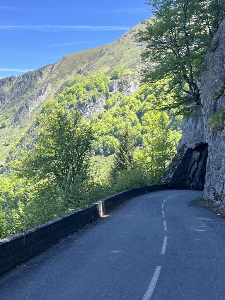 Túnel sin luz y, entrando por este lado, con curva ... mejor ir despacio en el Col d'aubisque antes de llegar a Saint Savin