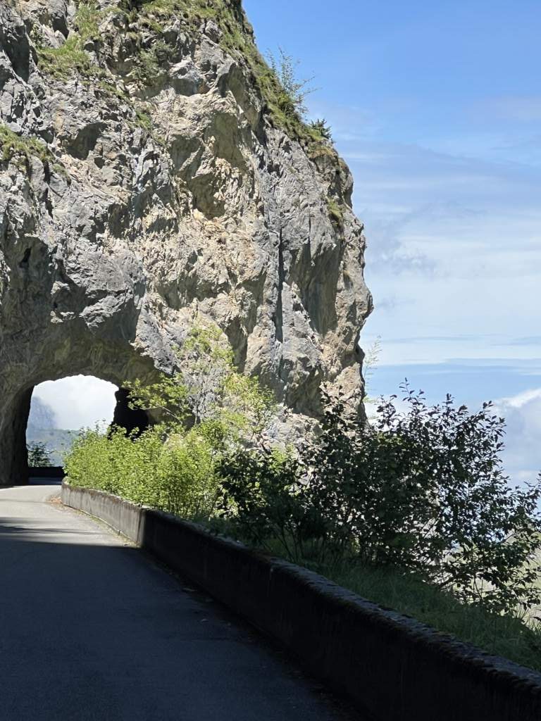 El túnel del Col d'Aubisque, una carretera olvidada donde cúpulas los caballo y el Tour De Francia