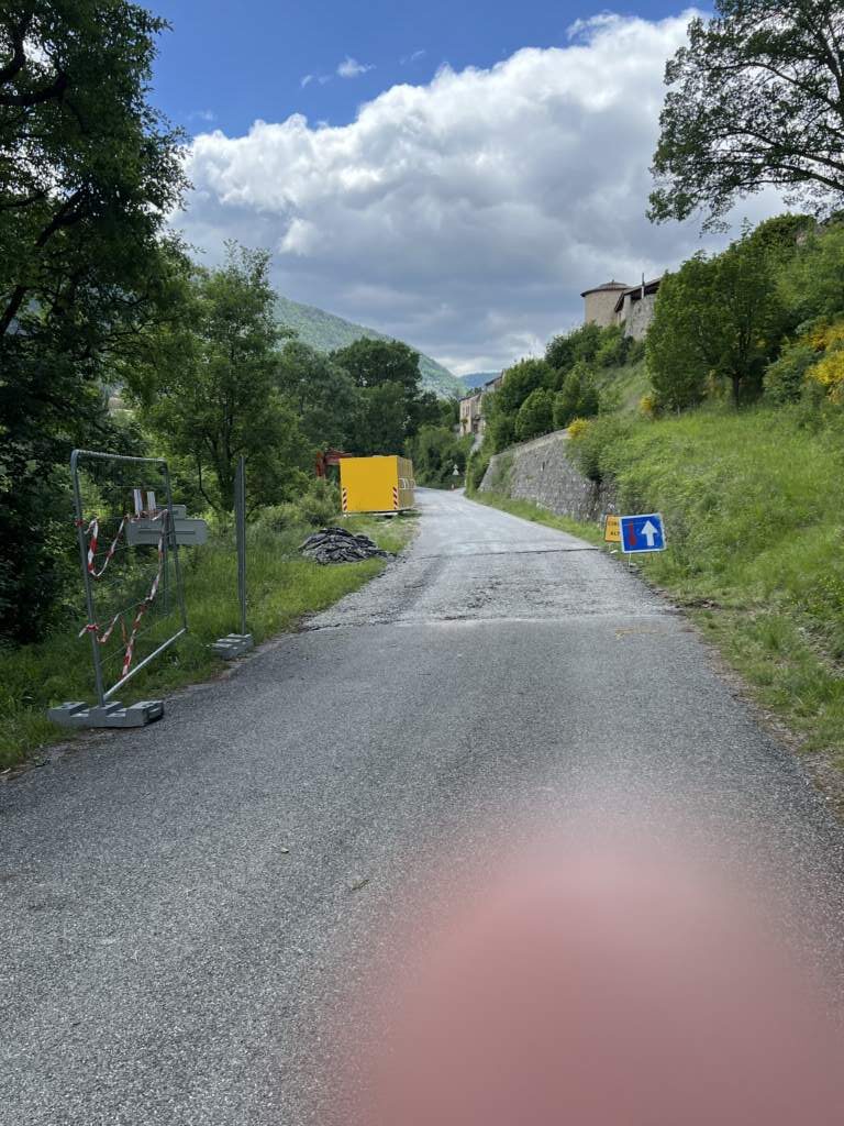 La carretera me llevaba por sitios preciosos y, además, aislados. Perfecto, aun con el dedo que salió en la foto, por los puertos de montaña decrca de Gap