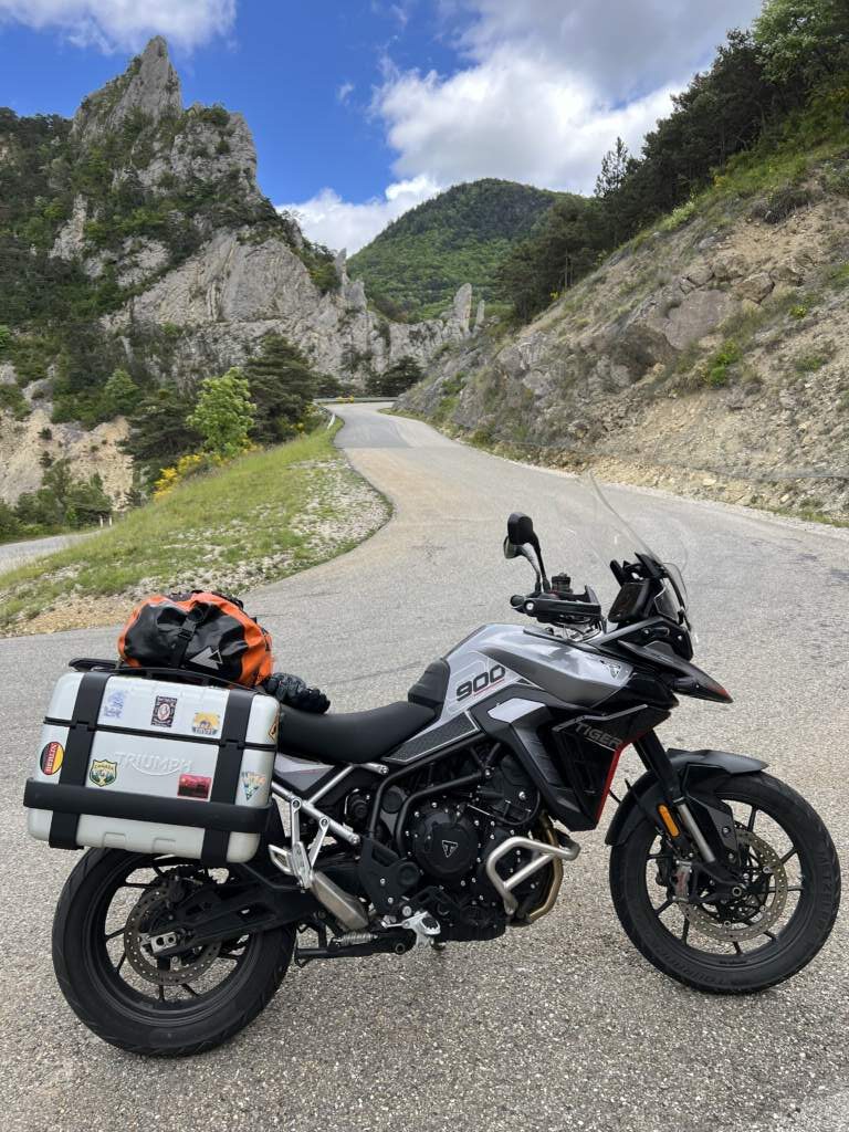 Foto fr mi moto, Lola, yerndo a Briancon, en mitad de ua curva subiendo el puerto de Tourettes