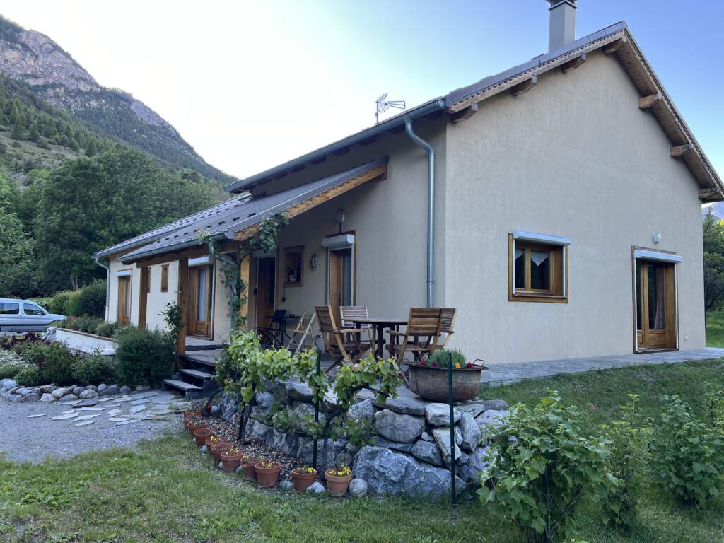 La casa y B&B donde dormí en L'Argentiere, precioso, a la salida del pueblo, con un rio que pasa cerca, perfectopara darte un paseo antes de dormir.