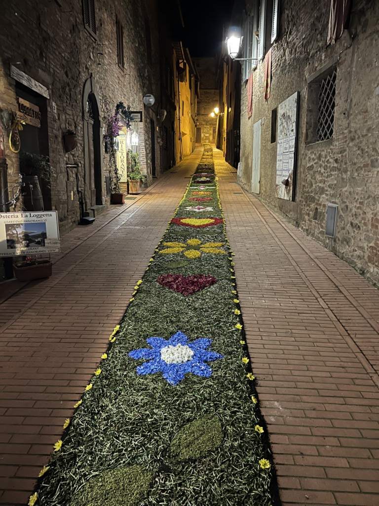 En Paciano, en una de sus calles, decoradas con flores frescas, que hacen una vez al año