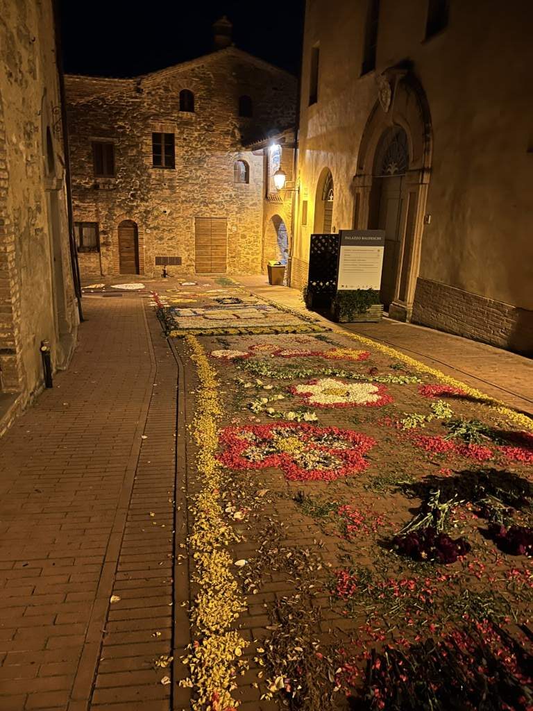 Calles en Paciano, Umbria, con la decoración que hacen una vez al año