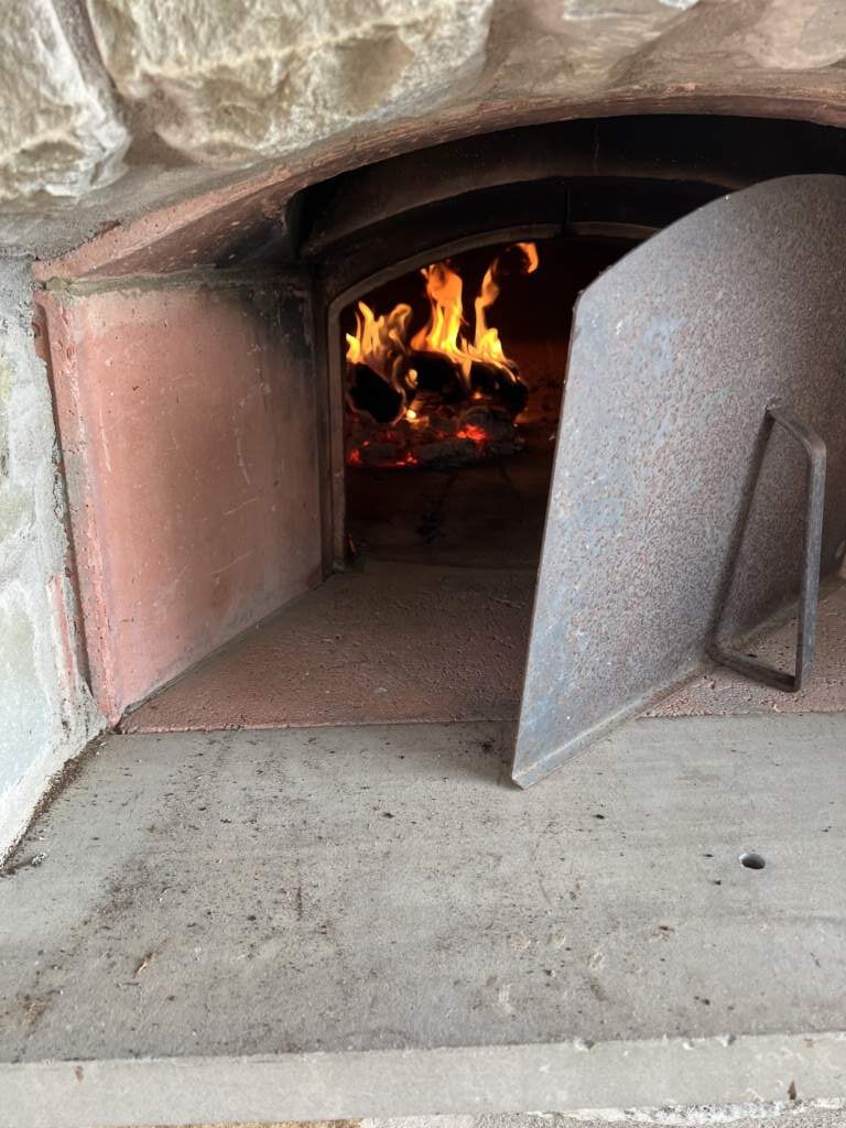 En Paciano, en casa de mi amigo Marco, preparado el horno para la pizza y la focaccia