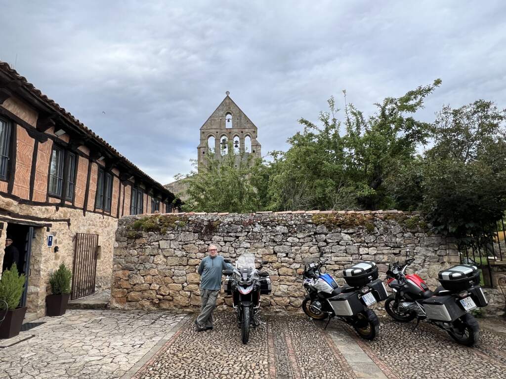 Aqui estoy con las tres motos del viaje en la Posada Monasterio en Aguilar de Campoo