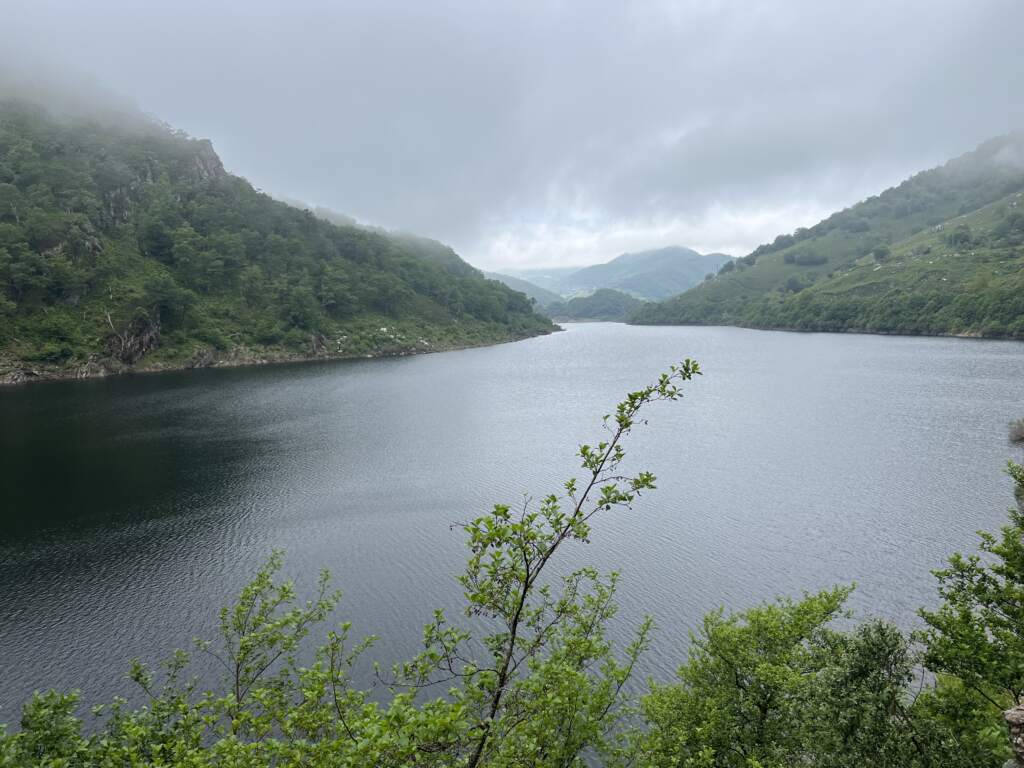 Pasamos por el embalse de la Requejada, cerca de Cervera de Pisuerga, complemente lleno a rebosar