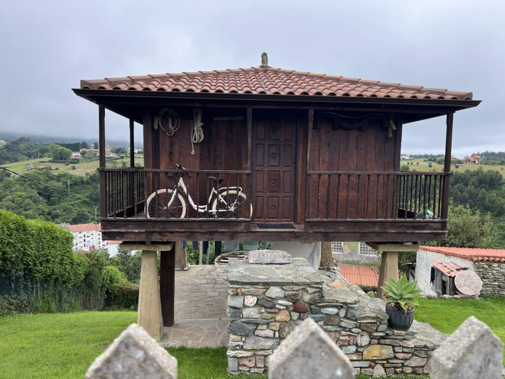 Un Horreo Asturiano tradicional, con la bici apoyada en su puerta
