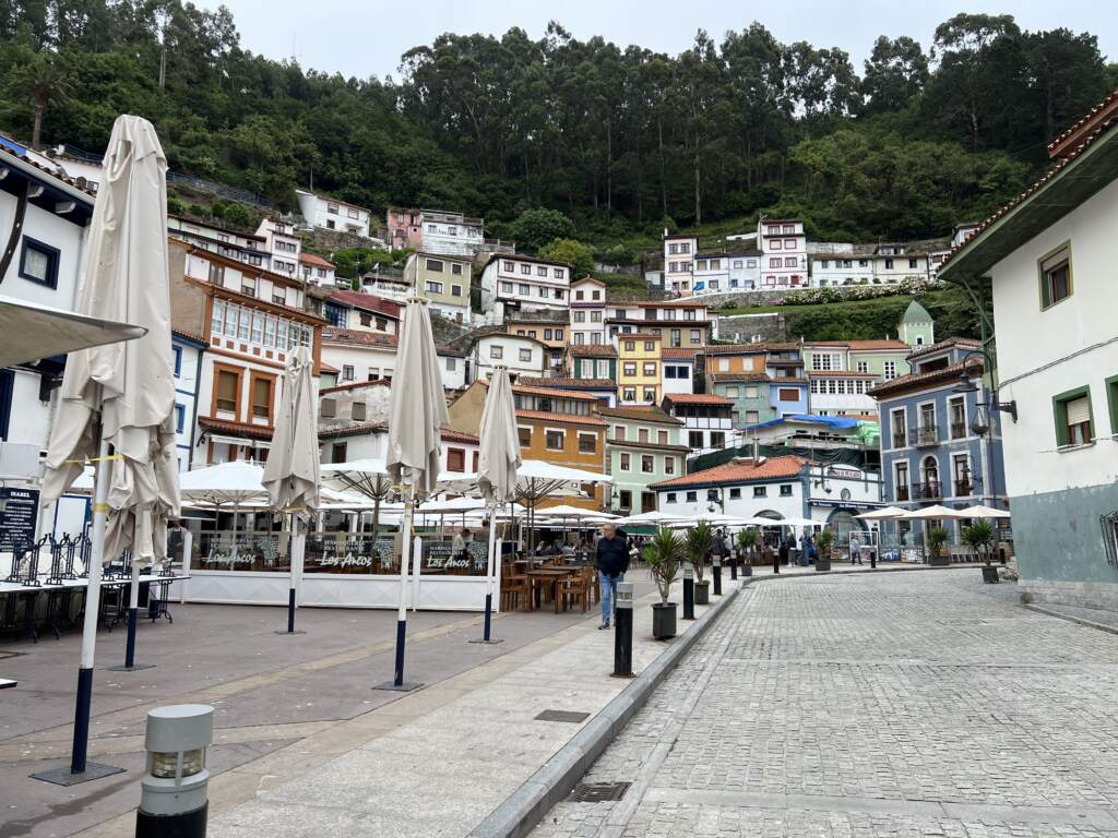 Una estampa típica de Cudillero, que tiene unas cuestas super empinadas, y donde tomas una buena sidra
