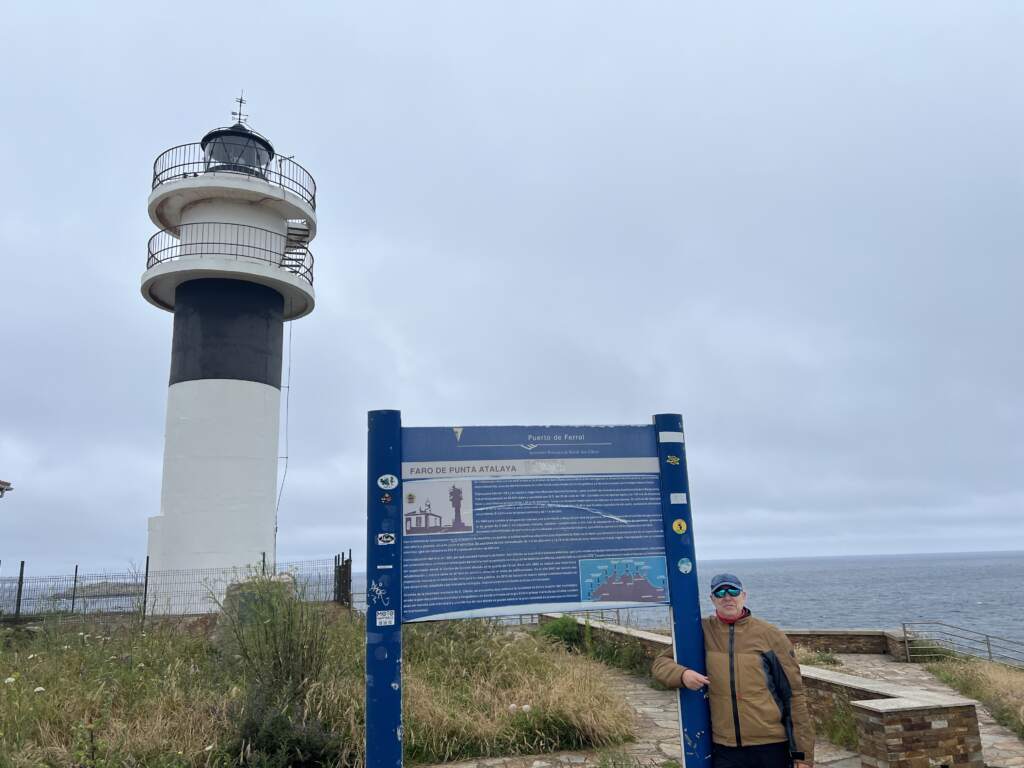 El primer faro de la ruta, el Faro de Punta Atalaya, en San Ciprián, municipio de Cervo