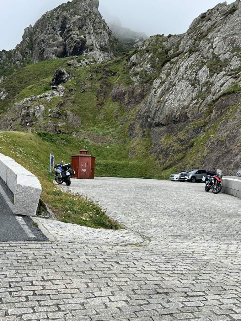 En el Cabo Ortega tuvimos que dejar las motos en un aparcamiento cera del faro, era imposible el llegar con las motos hasta e faro Dao la fuerza del viento