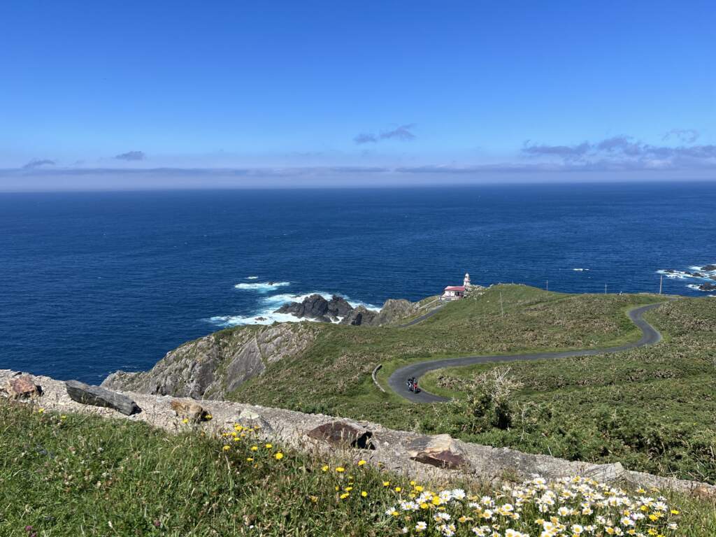El Faro Candelaria, en Cedeira. Fue difícil el llegar hasta allí, con una carretera que bajaba hasta el faro donde era difícil dar la vuelta par subir, pero mereció apena