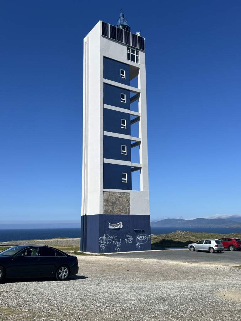 El Faro de Punta Frouxeira, de estructura vanguardista, en la parroquia de Meiras en el municiio de Valdoviño and A Coruña