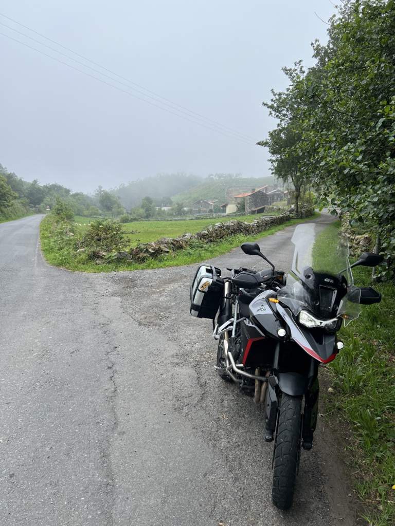 Pueblos perdidos en la niebla en Galicia, por carreteras secundarias en busca de los Faros de Galicia