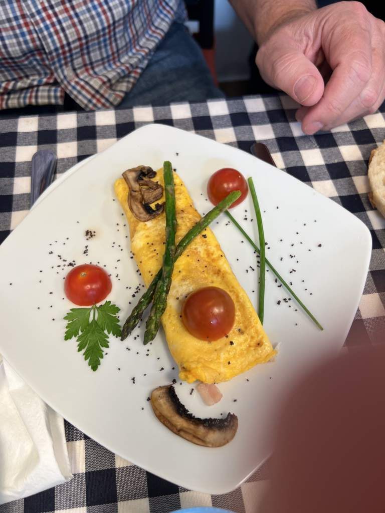 Torraillla perfecta hecha en el B&B de Fisterra, un elegante desayuno