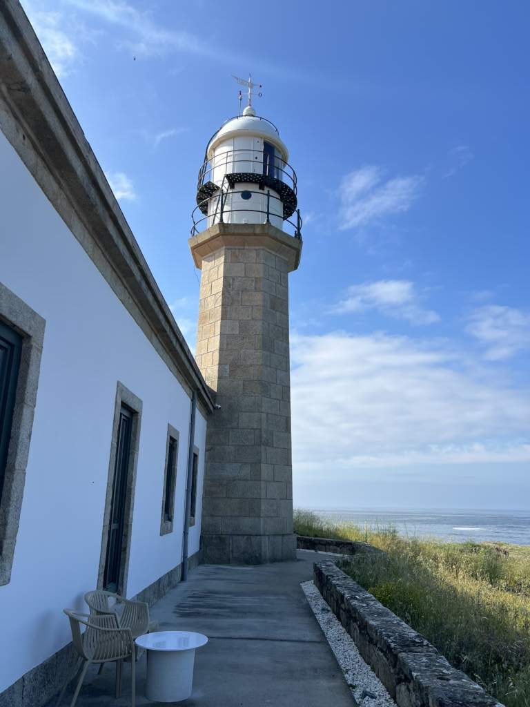 El Faro de Punta Liaño, en un saliente rocoso de la Costa da Muerte, en el municipio de Carnota.