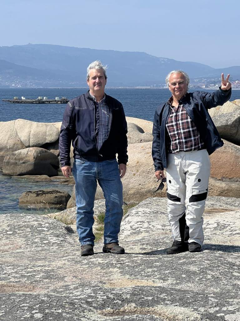 Mis dos amigos en una playa al lado de Fisterre donde paramos a comer unos mejillones