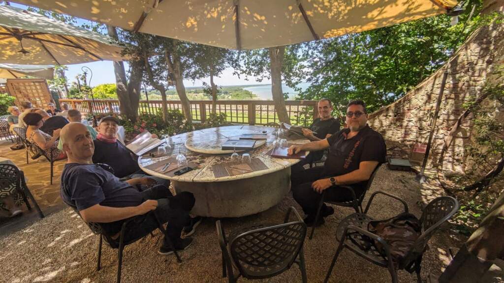 Comiendo en Castelgione del Lago, con un tiempo estupendo en Junio