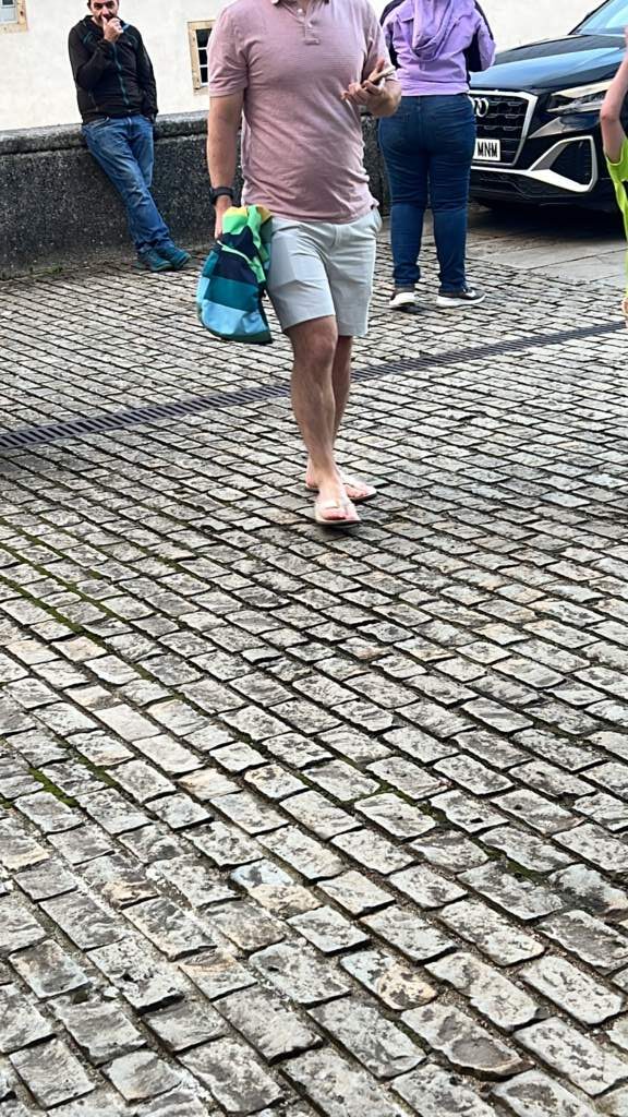 En Roncesvalles puedes ver a peregrinos, que reconoces porque van con zapatillas abiertas después de un dia duro de andar