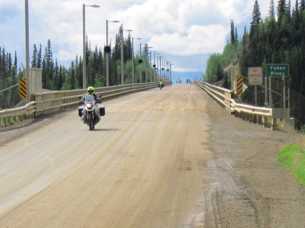 Pasando el Yukon River camino de Deadhorse y con 3185 kms de longitud, yendo a Prudhoe Bay