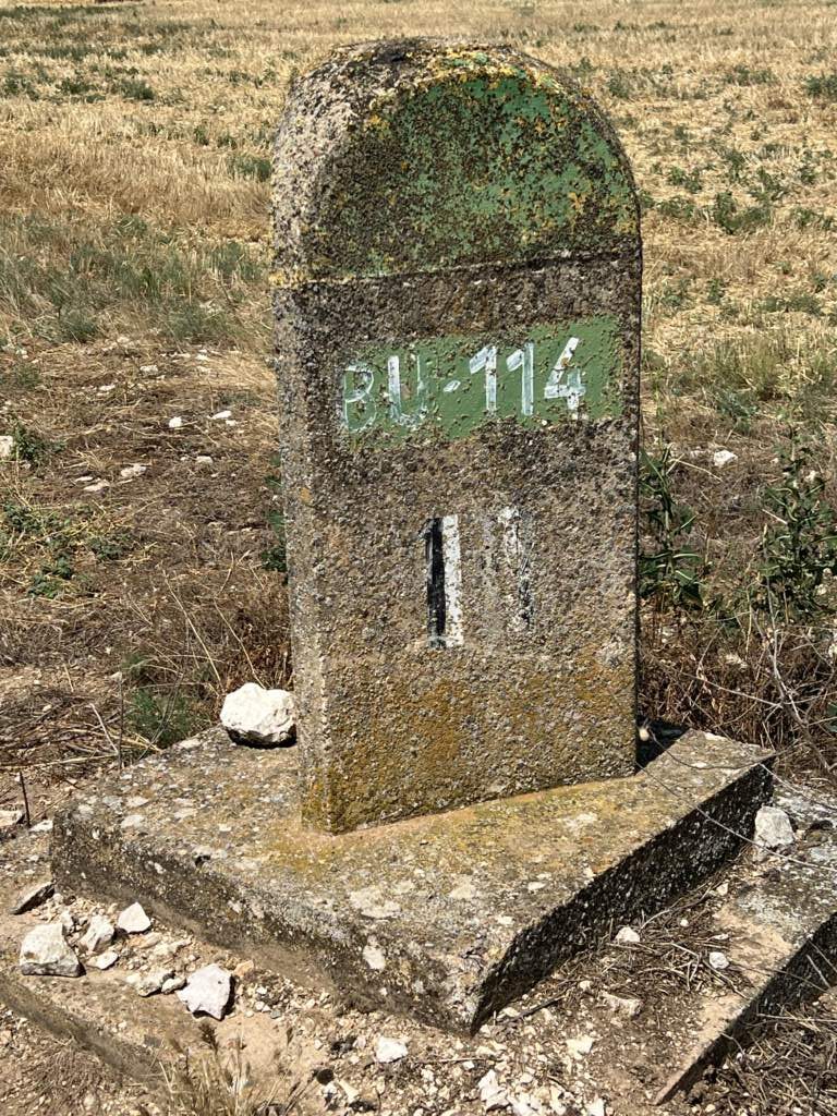 Carreteras secundaria, mojones olvidados, durmiendo desde e hace años, cerca de Lerma.