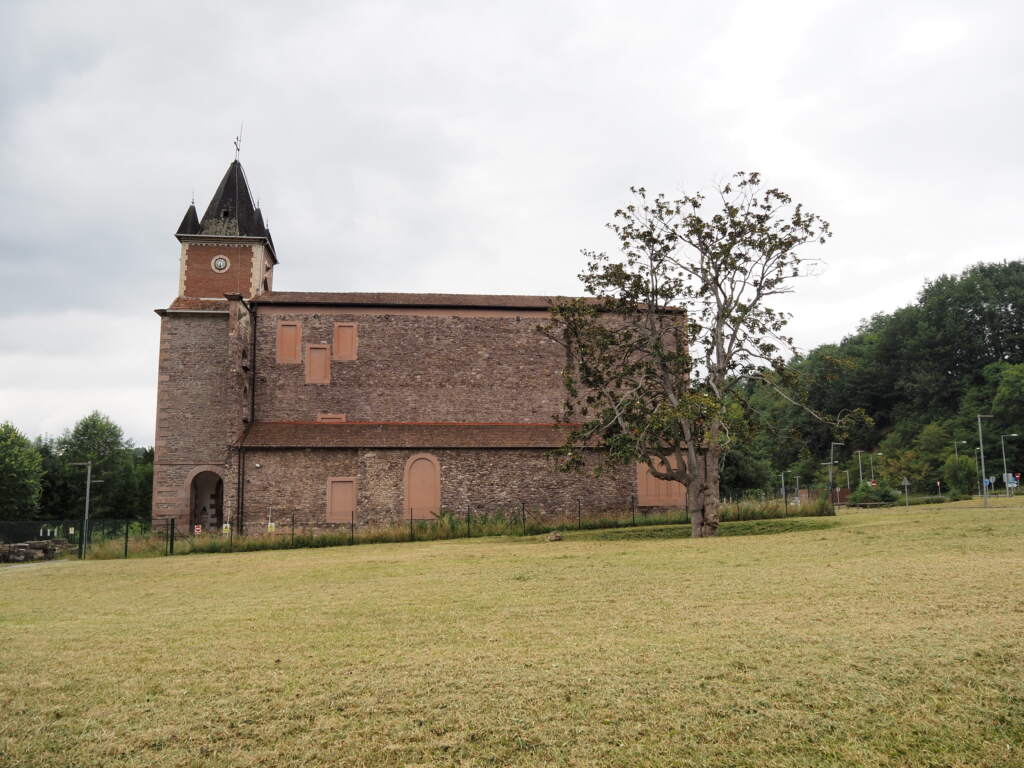La iglesai de Lekaroz, un internado de los años 1960, lo único que queda de cuando se quemó, tengo al valle de Baztan