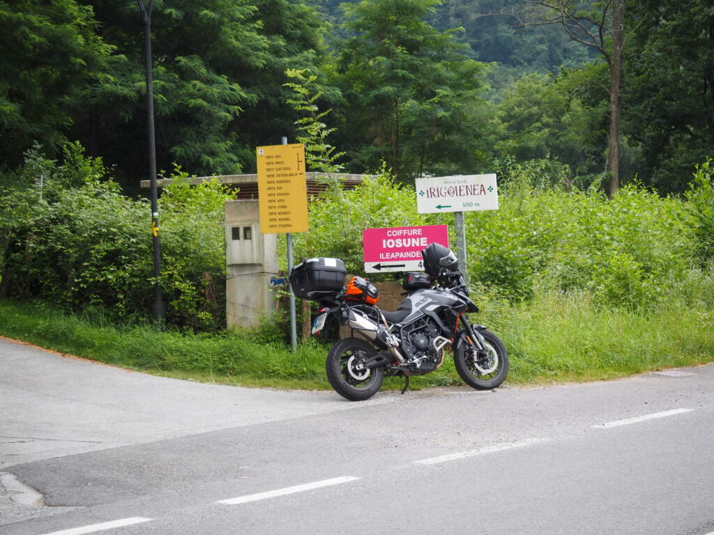 Lola, mi moto, cerca de Zugarramundi, en la fronter con Francia con destino Amaiur en el valle de Baztan