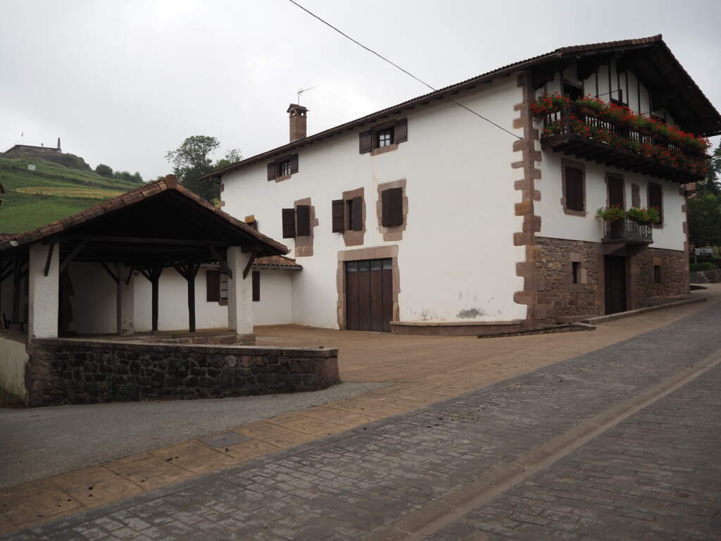 YouCada casa con su nombre en el marco de la puerta en Amaiu-Maya, tranquilidad y sosiego