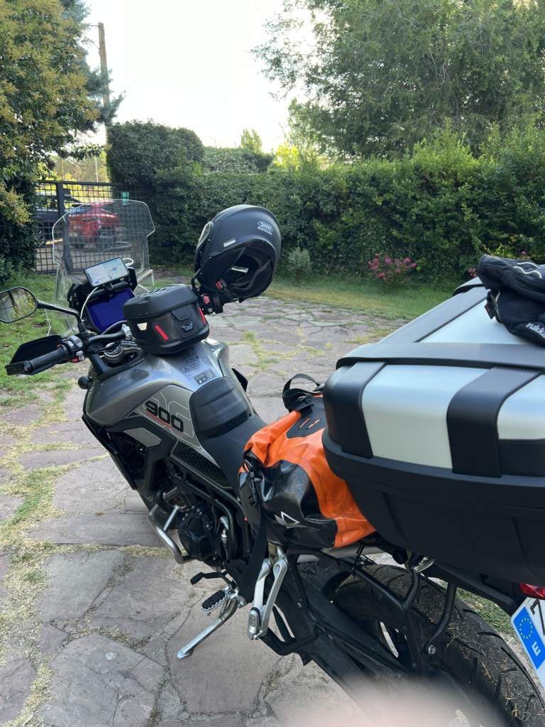 Saliendo de cada en Tudela de Duero con Lola, mi Triumph 900 GT Pro