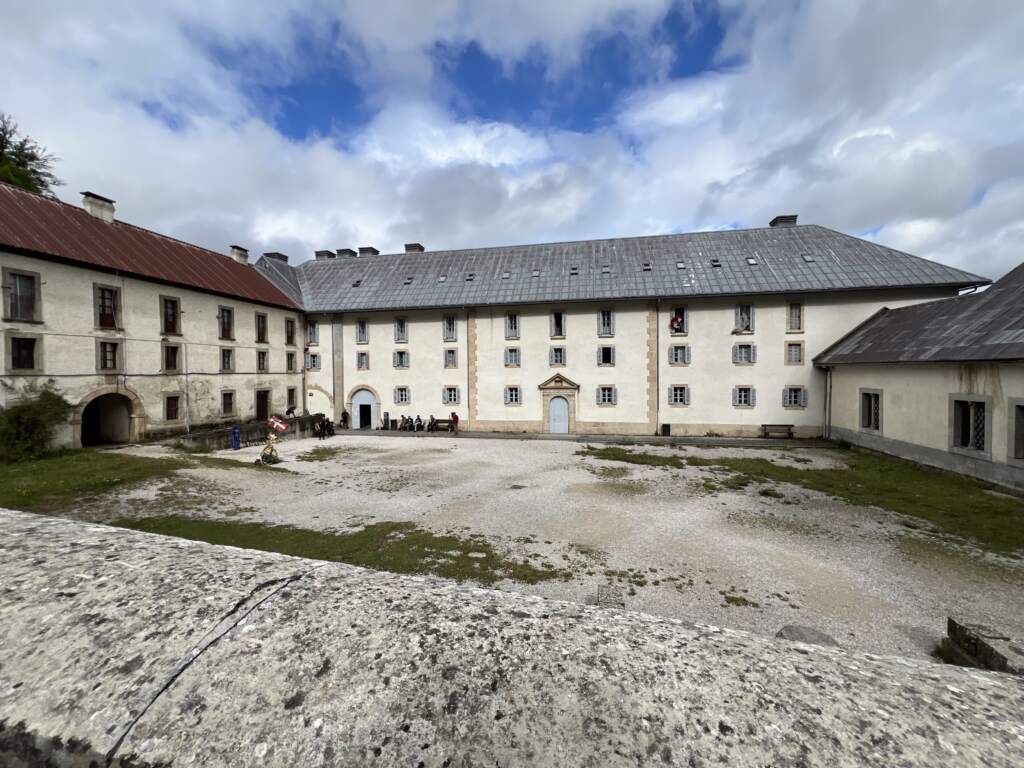 El albergue e peregrinos de Roncesvalles, esta todavía en uso y es didicil encontrar sitio.