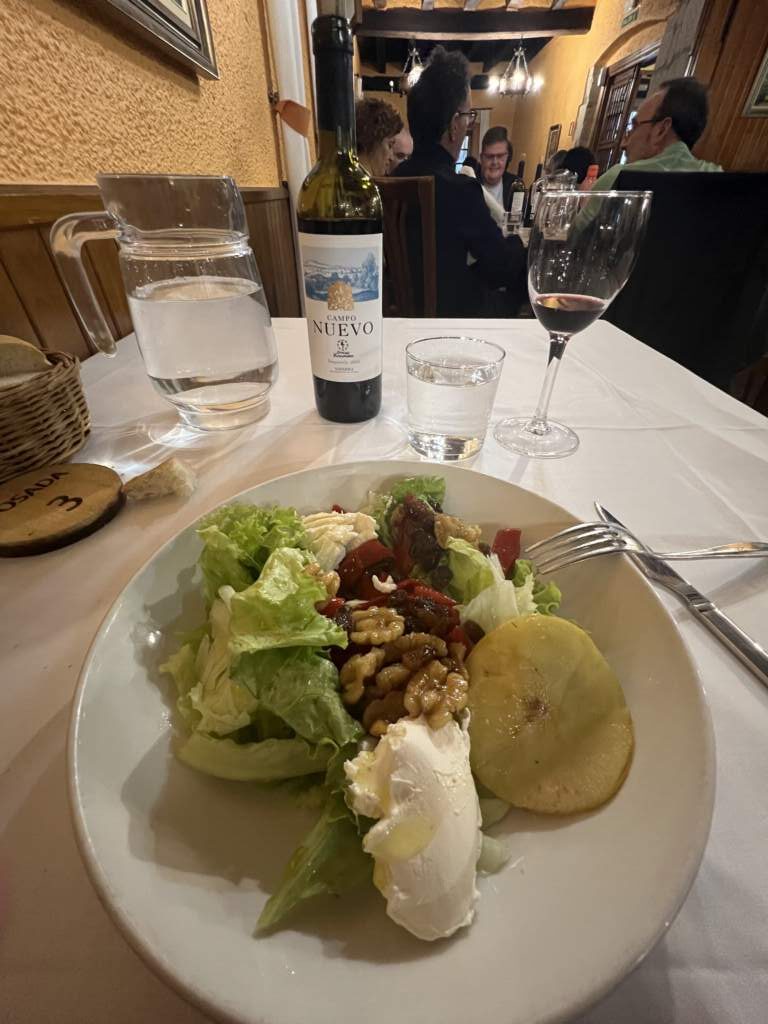 Cena estándar en la Posada de Roncesvalles, típica de los peregrinos.