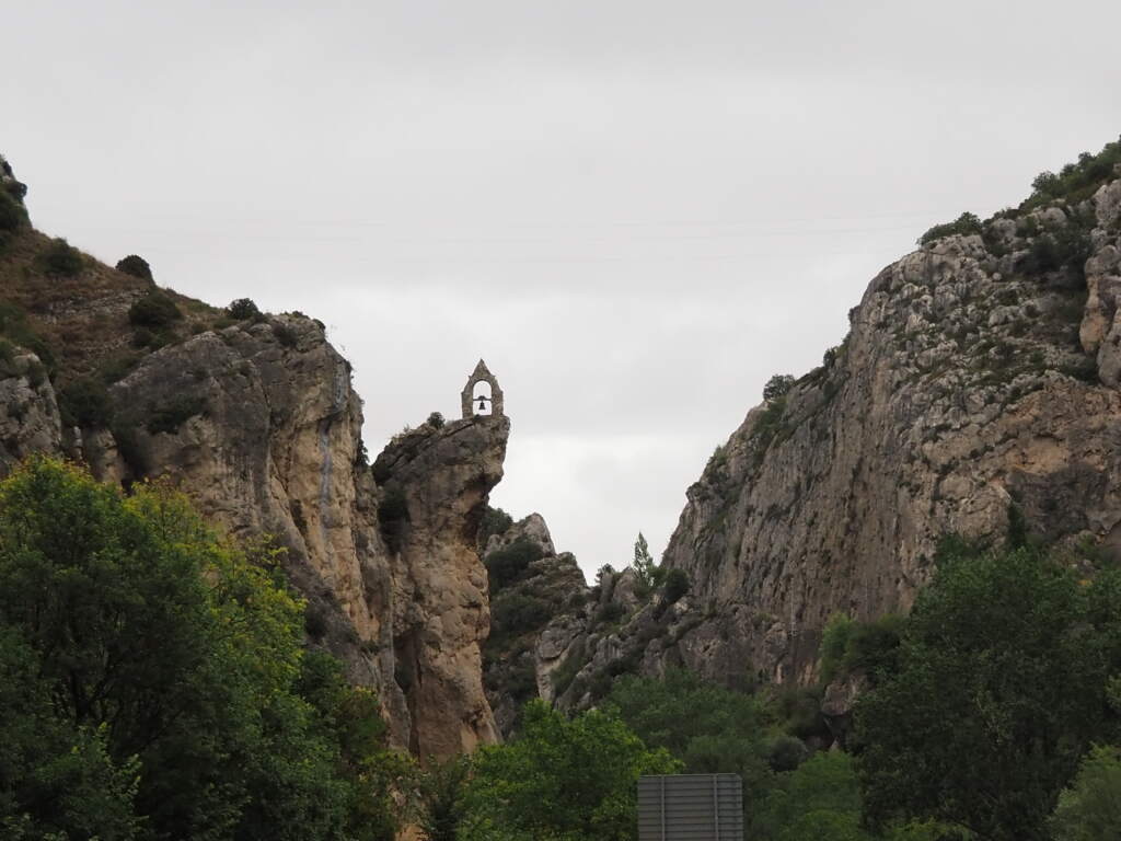 El desfiladero de Pancorbo, en Parcorbo, con su campana en lo alto, yendo a Burgos y a Roncesvalles