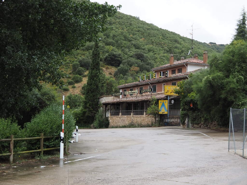 En el desfiladero de Pancorbo ya pasa poca gente, pudiendo ver hoteles cerrados. Yendo a Burgos y Roncesvalles