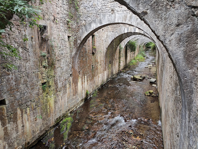 Yendo a Orbaicetas desde Roncesvalles, encuentras las antigua fabrica de armas de Orbaiceta.