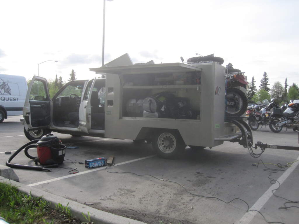 Hasta Prudhoe Bay o deadhorse o Prudhoe Bay, nos acompañaría Jethro, un camionero- gasolinera que tiraba de dos motos mas. Impresionante