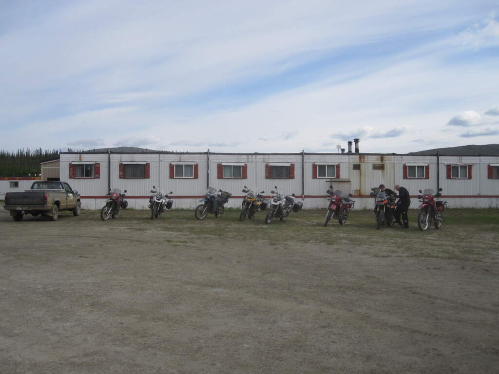 En Coldfoot, único sitio con gasolinera cerca de Deadhorse, donde dormiríamos en containers transformados en espacios para dormir.