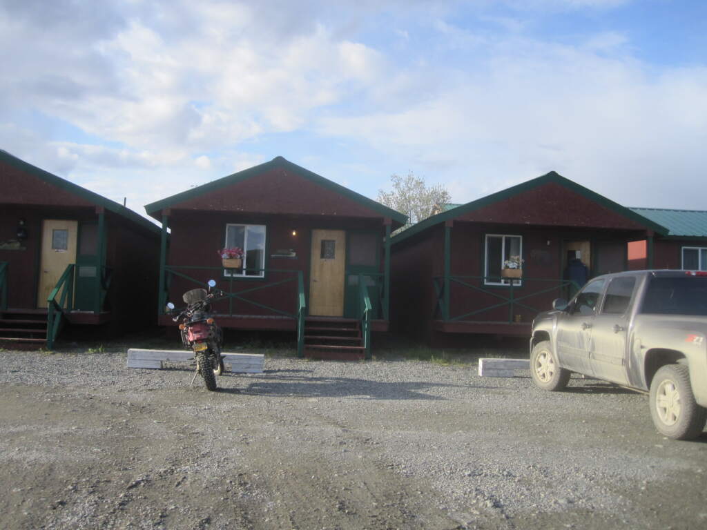 Típicas cabañas en el Tangle River Inn, yendo a Prudhoe Bay
