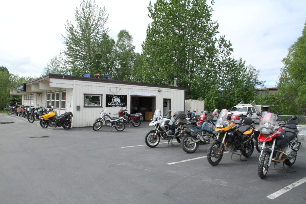 Preparando en Anchorage las motos destino Prudhoe Bay