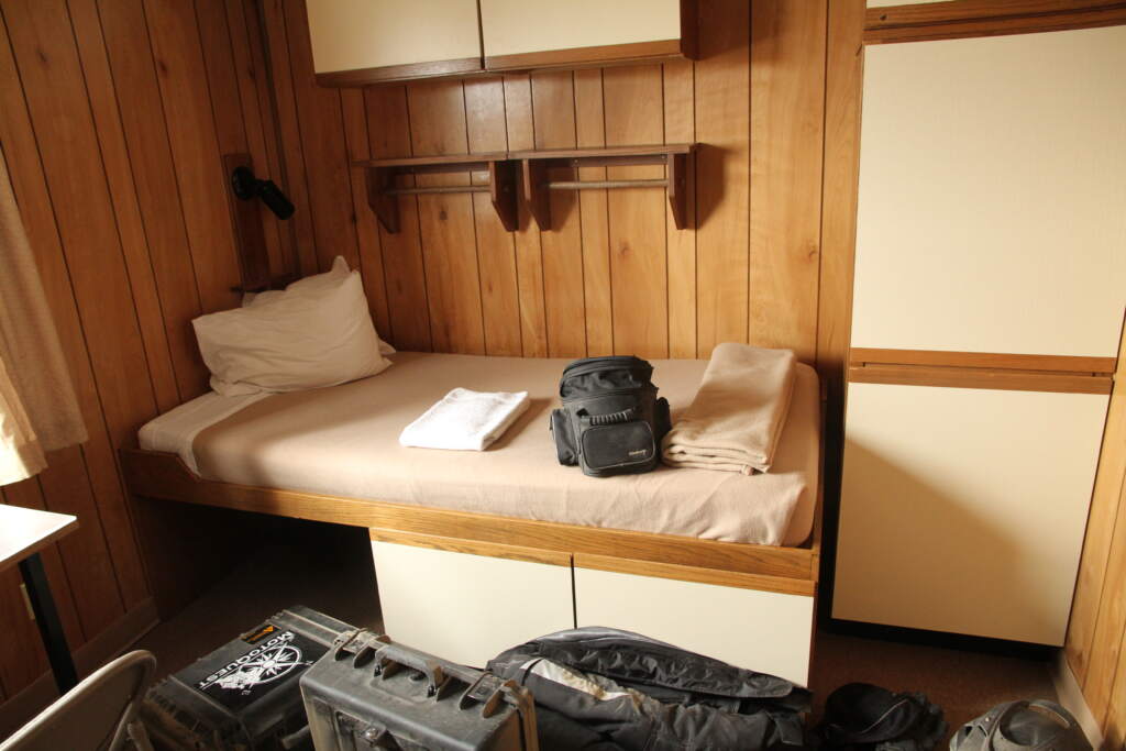 Que mas necesitas? Una cama, una mesa, y una ventana en Prudhoe Bay