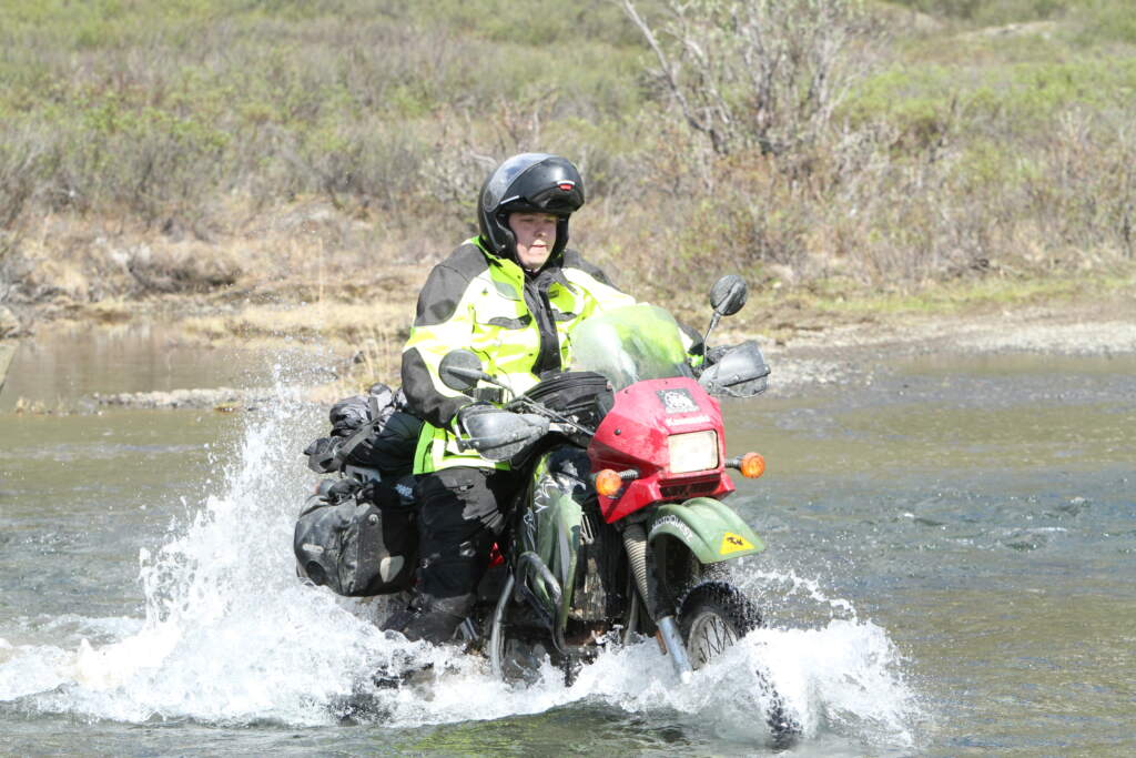 De vuelta a Anchorage, en la Denali Highway, pasando algunos rios donde tuvimos problemas
