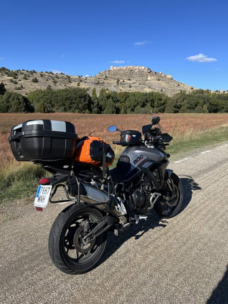 El Castillo de Gormaz, en Soria, en una colina dominando el río Duero. El castillo es impresionante, aunque ya nadie lo cuida, pero se sostiene en el tiempo