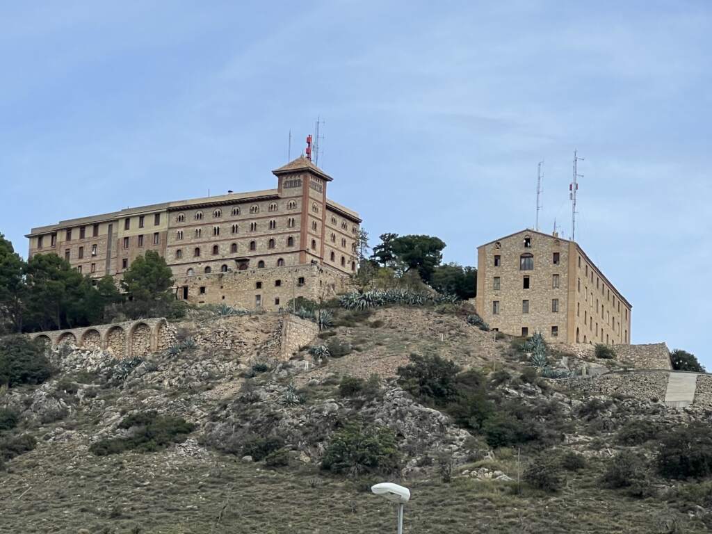 El Monasterio de Nuestra Señora del Pueyo, cerca de Barbastro, Huesca, de camino a Francia