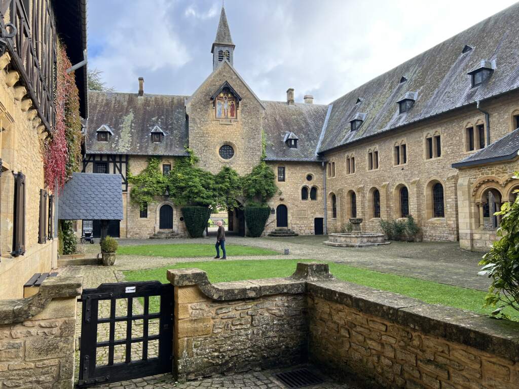 En la abadía de Orval no dejes de visitarla, y de beber su cerveza trapista. La tienen en perfecto estado de conservación.