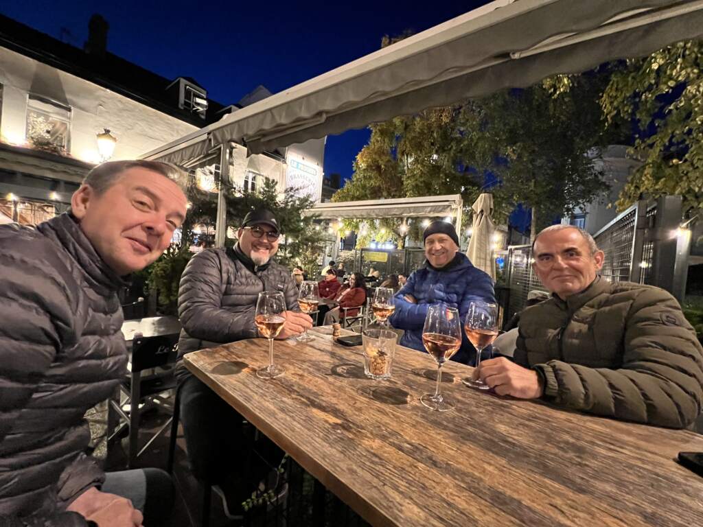 Place du Champagne, con una botella de Champán; Ya más abrigados, pero estuvimos fuera en la terraza y era agradable