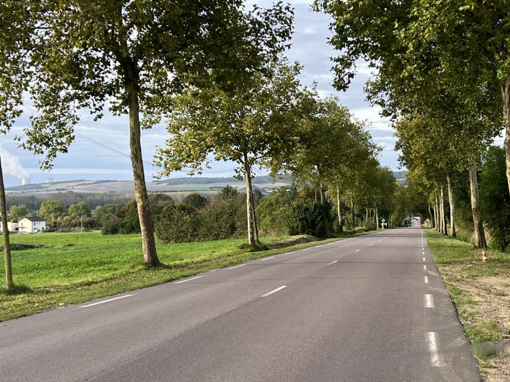 Me encantan las carreteras con arboles a los lados, las hay por todos los lados en Francia, saliendo de Epernay direction España